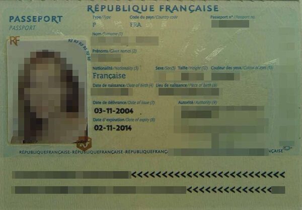 French passport data page
